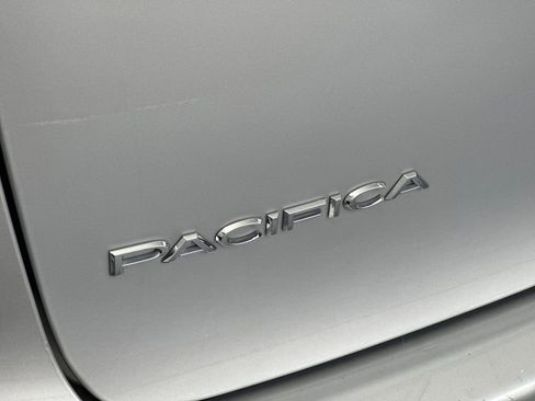 Used 2024 Chrysler Pacifica Touring-L image 26