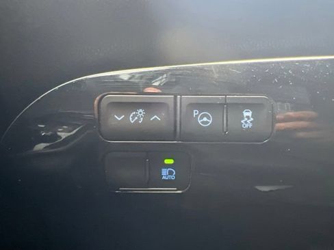 Used 2022 Toyota Prius LE AWD/4WD image 18