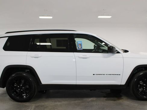 Used 2024 Jeep Grand Cherokee L Altitude AWD/4WD image 11