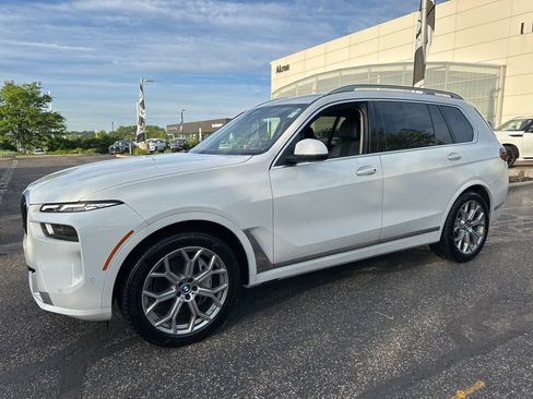 Used 2023 BMW X7 xDrive40i AWD/4WD image 2