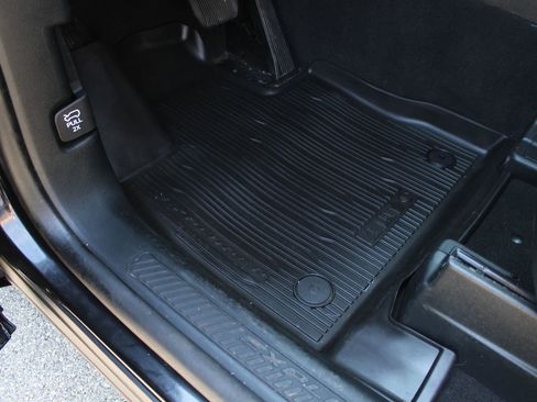 Used 2023 Ford Explorer XLT AWD/4WD image 21