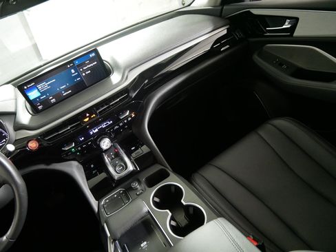 Used 2024 Acura MDX SH-AWD image 11