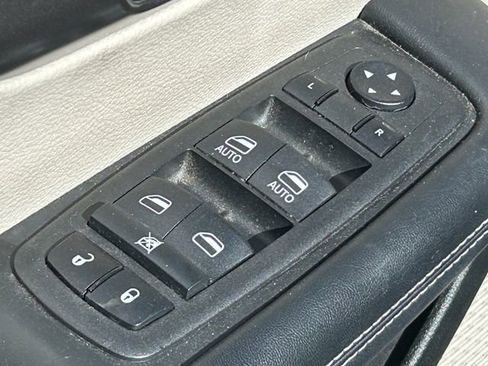 Used 2023 Chrysler Pacifica Touring-L FWD image 27