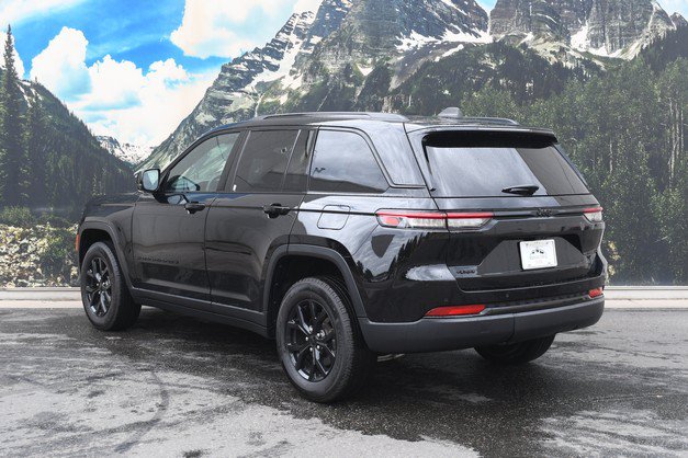 Used 2025 Jeep Grand Cherokee Altitude AWD/4WD image 9