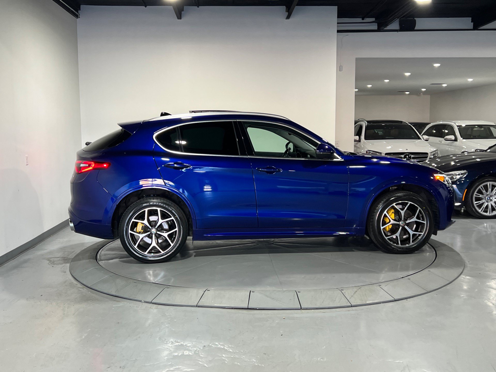 Used 2021 Alfa Romeo Stelvio Ti w/ Premium Package AWD/4WD image 15