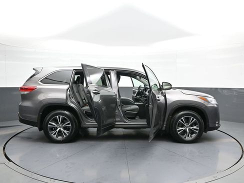 Used 2017 Toyota Highlander LE image 42