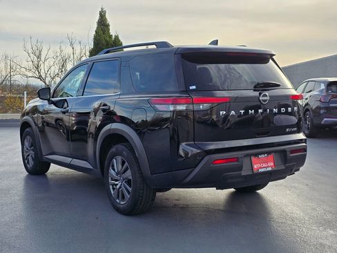 Used 2024 Nissan Pathfinder SV image 3