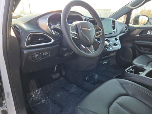 Used 2025 Chrysler Pacifica Select image 26
