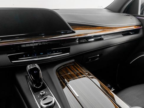 Used 2024 Cadillac Escalade ESV Premium Luxury image 38