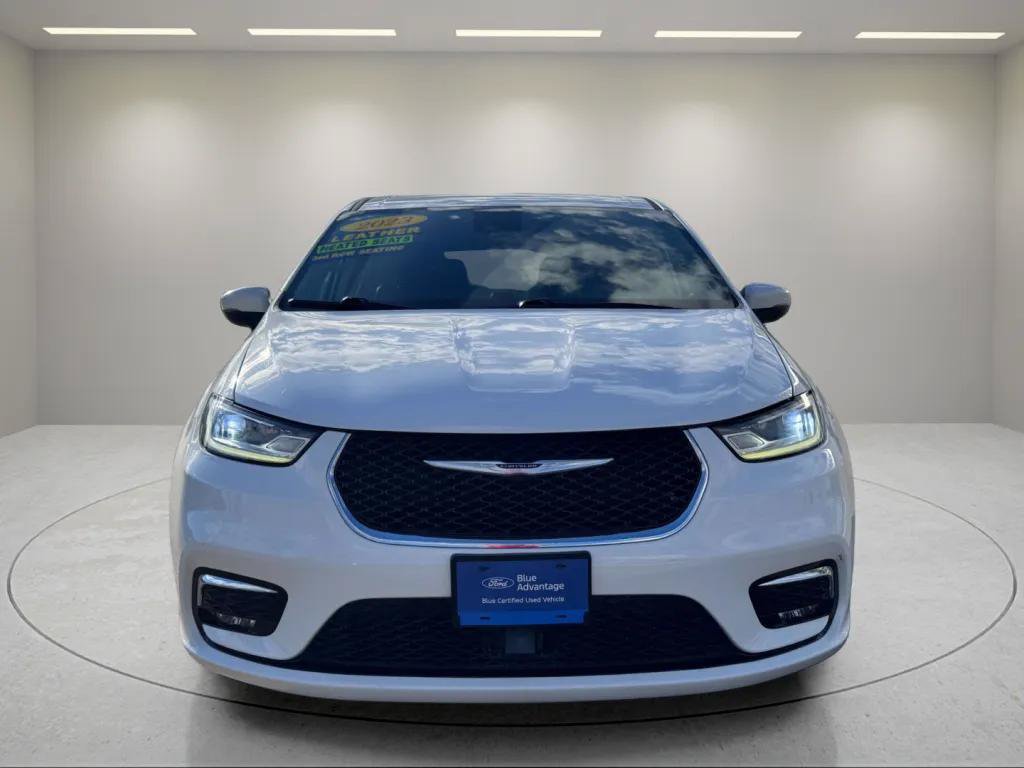 Used 2023 Chrysler Pacifica Touring-L FWD image 3