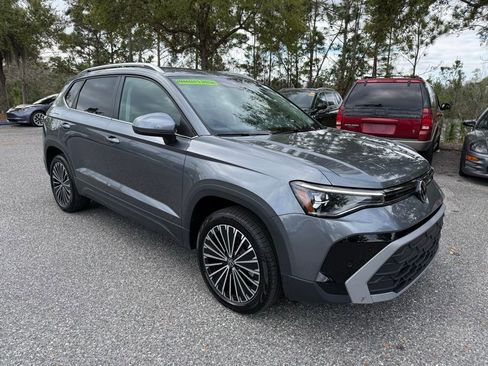 Used 2025 Volkswagen Taos SE image 3