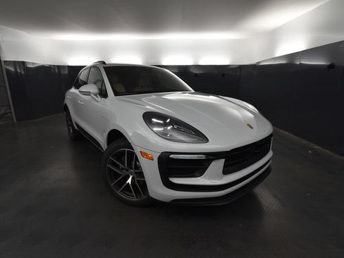 Used 2026 Porsche Macan AWD/4WD image 9