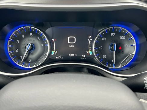 Used 2024 Chrysler Pacifica Touring-L FWD image 20