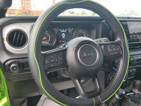 Used 2025 Jeep Wrangler Sport AWD/4WD image 9