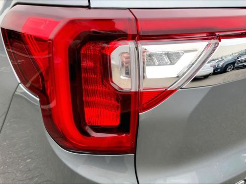 Used 2023 GMC Acadia SLE w/ Driver Convenience Package image 26