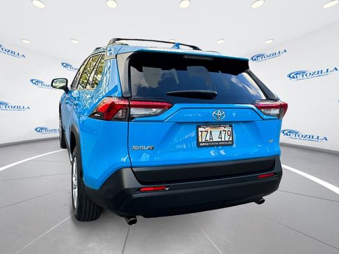 Used 2019 Toyota RAV4 LE FWD image 3