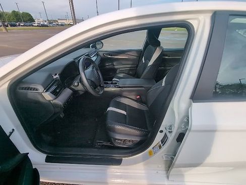 Used 2025 Toyota Camry SE FWD image 9