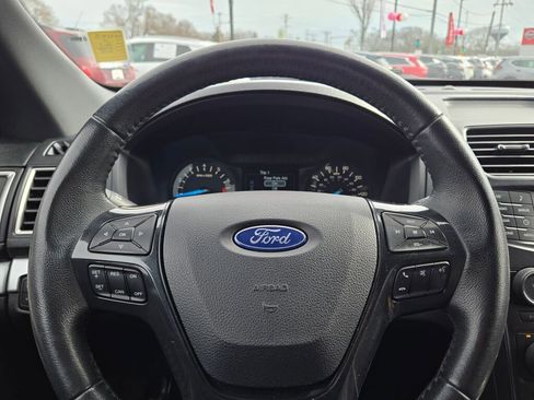 Used 2017 Ford Explorer XLT image 32