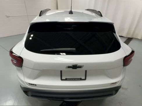 Used 2024 Chevrolet Trax RS w/ Sunroof Package FWD image 7