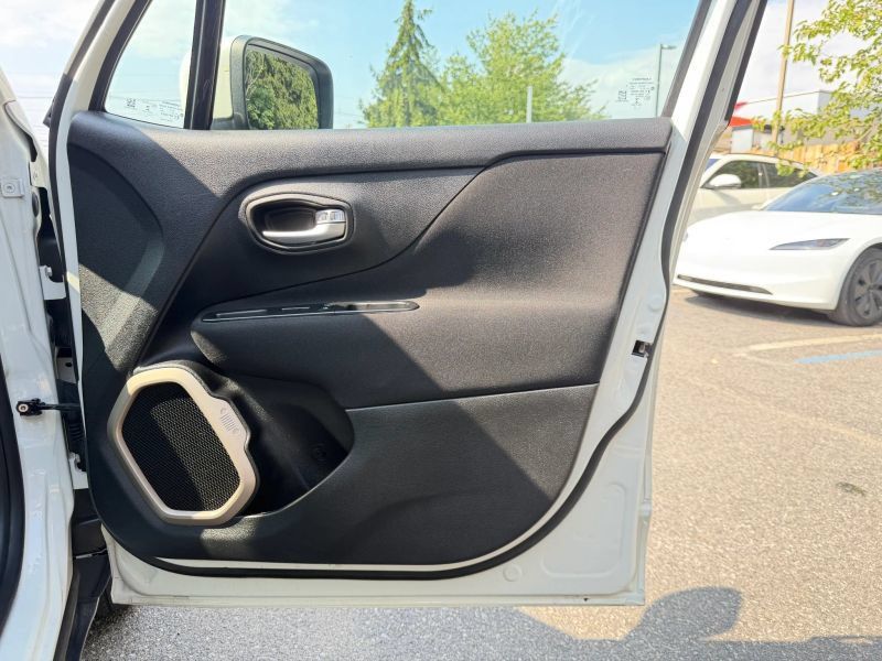 Used 2017 Jeep Renegade Latitude FWD image 28