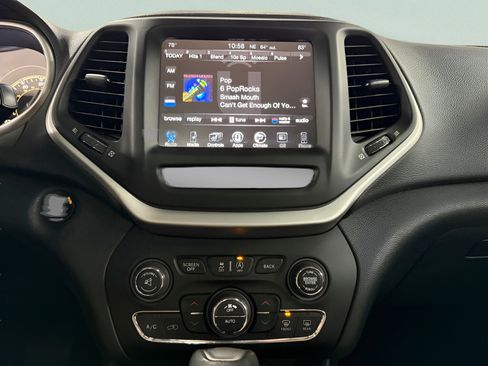 Used 2016 Jeep Cherokee Limited image 19