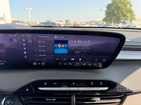 Used 2025 Buick Enclave Preferred AWD/4WD image 17