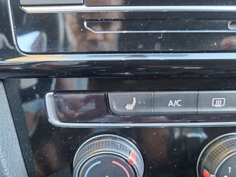 Used 2019 Volkswagen Golf S image 27