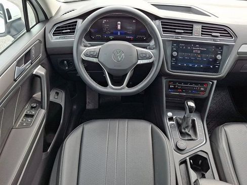 Certified 2024 Volkswagen Tiguan SE w/ Panoramic Sunroof Package AWD/4WD image 14