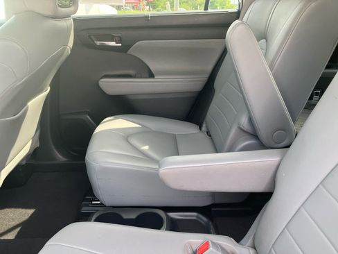 Used 2020 Toyota Highlander XLE AWD/4WD image 39