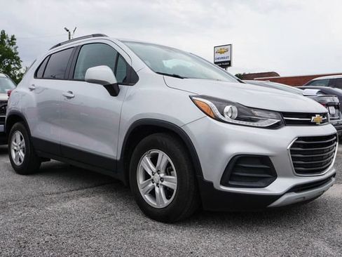 Used 2022 Chevrolet Trax LT w/ LT Convenience Package FWD image 2