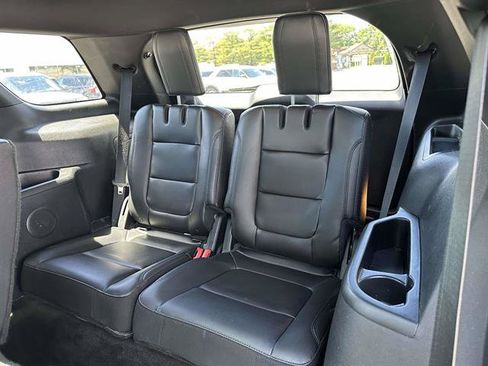 Used 2017 Ford Explorer XLT w/ Equipment Group 202A AWD/4WD image 31