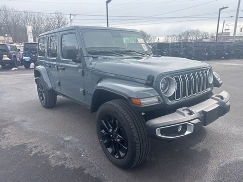 Used 2025 Jeep Wrangler Unlimited Sahara w/ Safety Group image 17