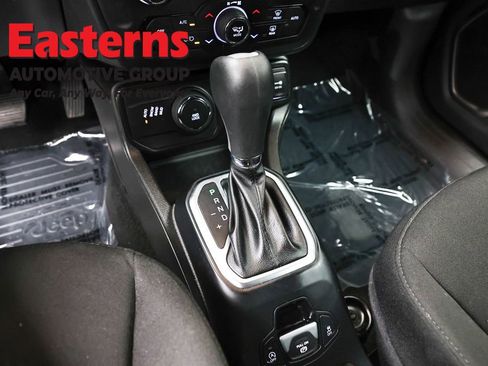 Used 2023 Jeep Renegade Latitude AWD/4WD image 12