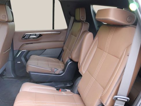 Used 2025 Chevrolet Tahoe High Country AWD/4WD image 17
