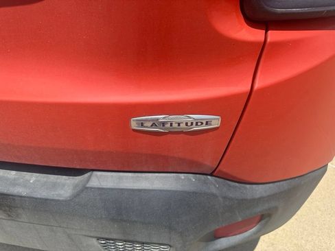 Used 2017 Jeep Renegade Latitude FWD image 5