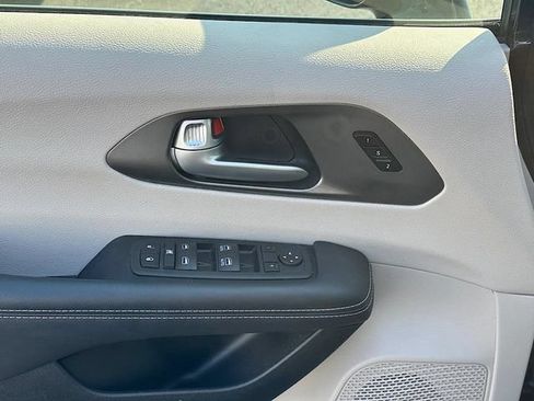 Used 2024 Chrysler Pacifica Touring-L FWD image 15