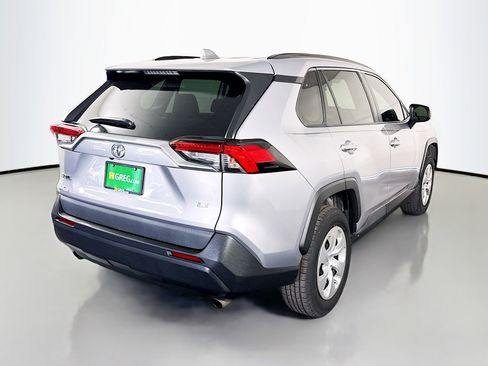 Used 2021 Toyota RAV4 LE image 10