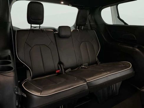 Used 2026 Chrysler Pacifica Limited FWD image 37