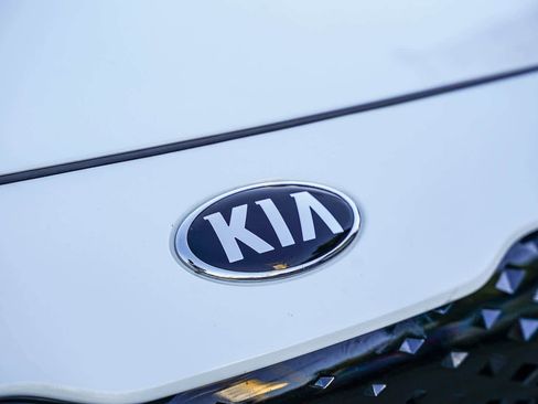 Used 2021 Kia Niro LXS image 5