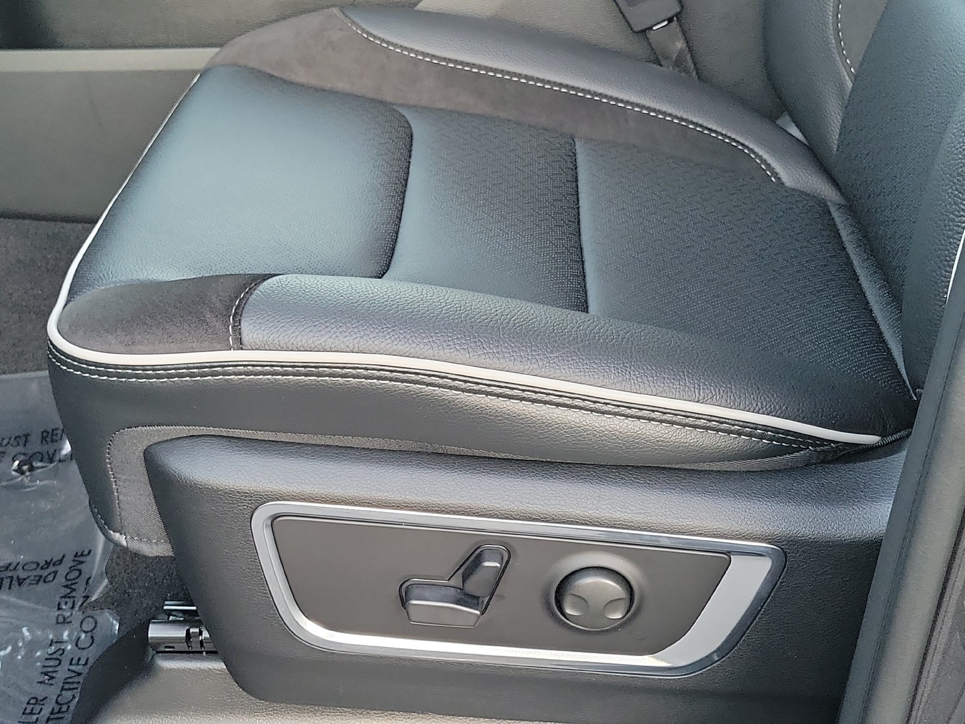 New 2026 RAM 1500 Laramie AWD/4WD image 12