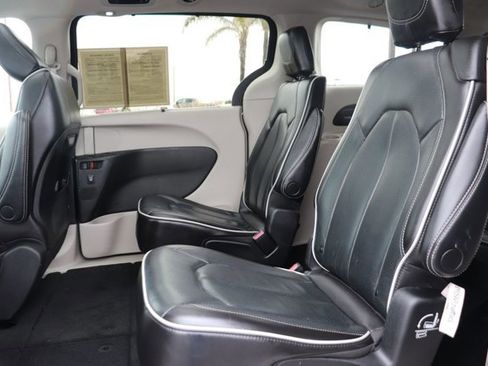 Used 2023 Chrysler Pacifica Limited image 12