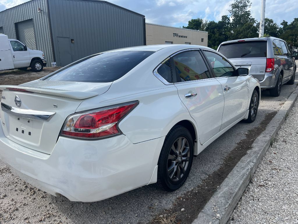 Used 2015 Nissan Altima 2.5 S w/ Sport Value Package FWD image 3