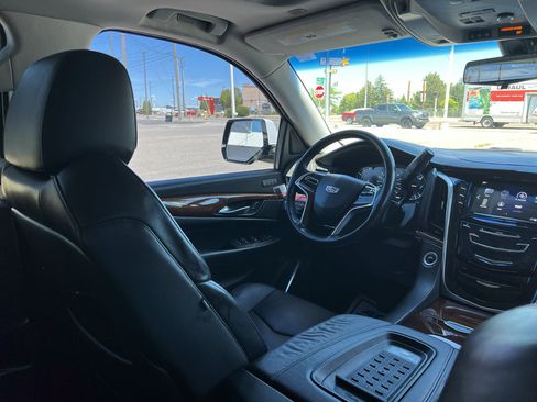 Certified 2019 Cadillac Escalade ESV Luxury AWD/4WD image 38
