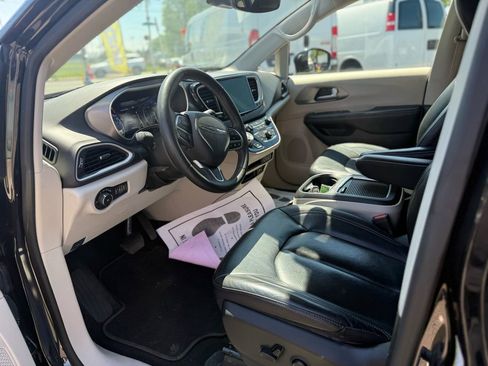 Used 2022 Chrysler Pacifica Touring-L FWD image 8