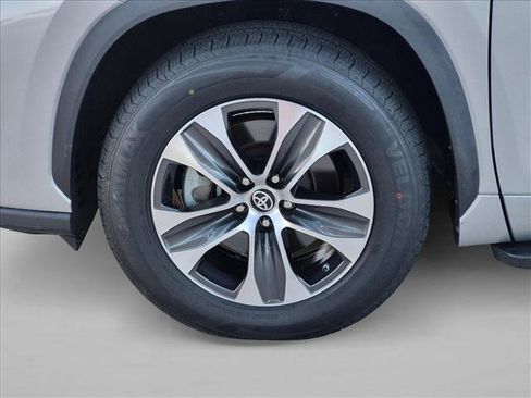 Used 2023 Toyota Highlander XLE FWD image 23