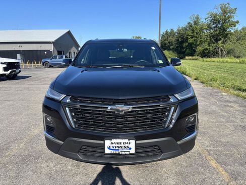 Used 2023 Chevrolet Traverse LT FWD image 2