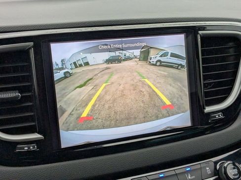 Used 2025 Chrysler Pacifica Select image 21