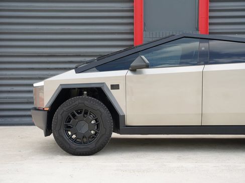Used 2024 Tesla Cybertruck AWD Crew Cab image 11