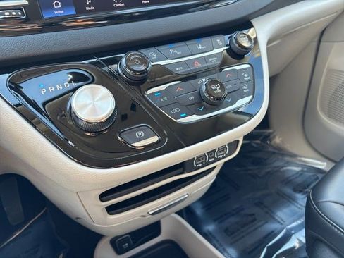 Used 2023 Chrysler Pacifica Touring-L FWD image 29
