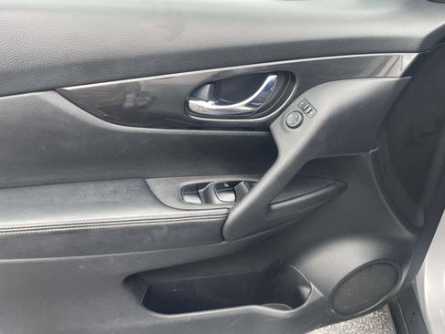 Used 2017 Nissan Rogue SV FWD image 13